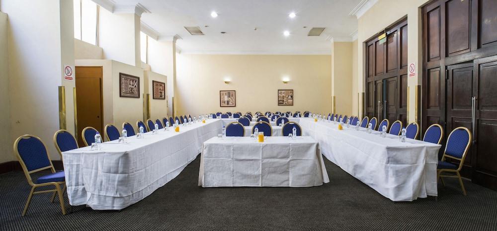 New Ambassador Hotel Хараре Экстерьер фото