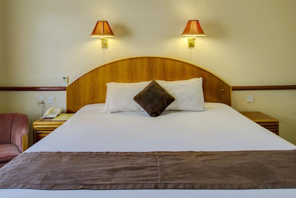 New Ambassador Hotel Хараре Экстерьер фото