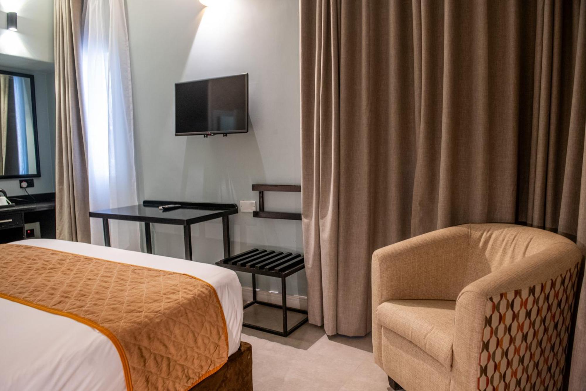 New Ambassador Hotel Хараре Экстерьер фото