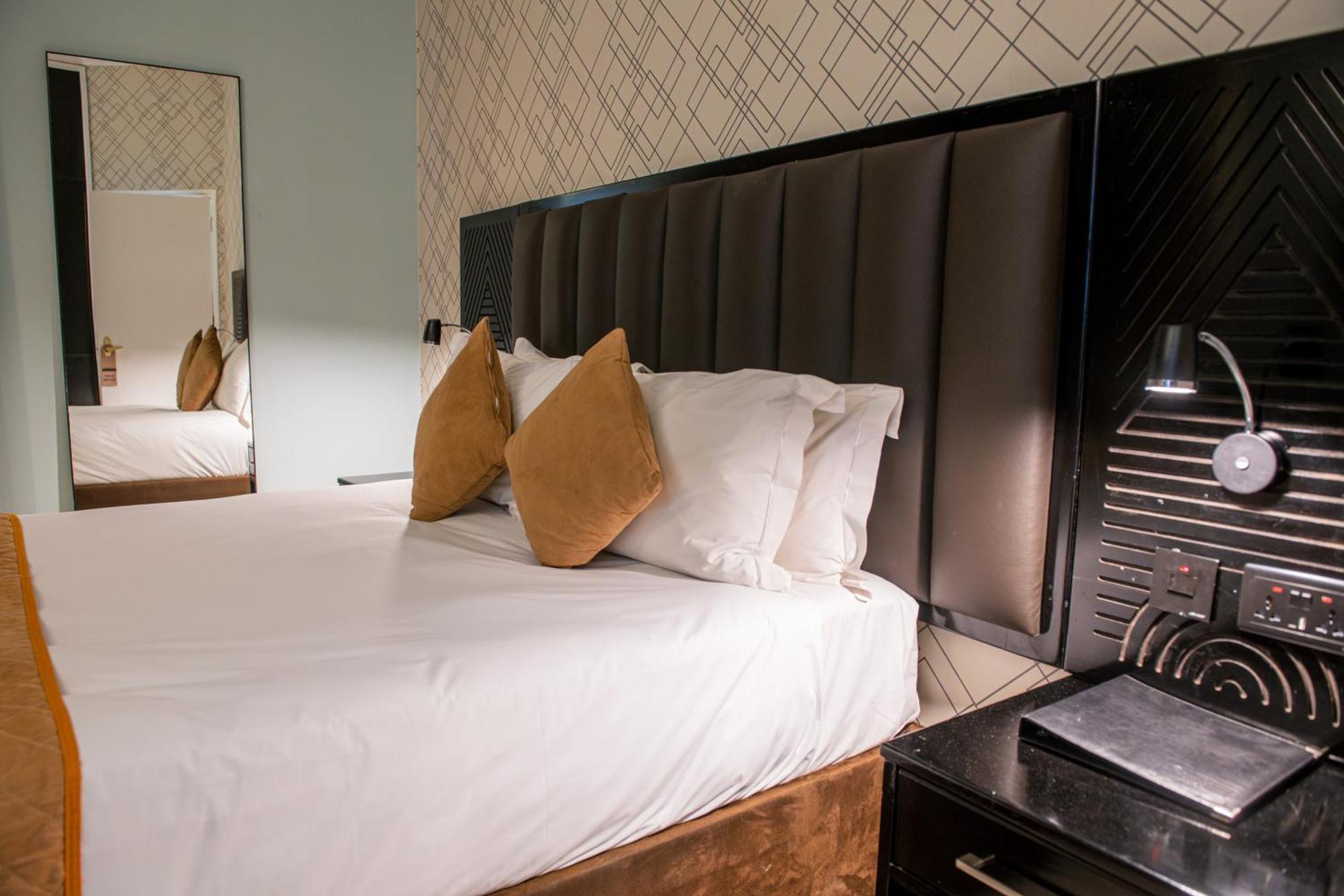 New Ambassador Hotel Хараре Экстерьер фото