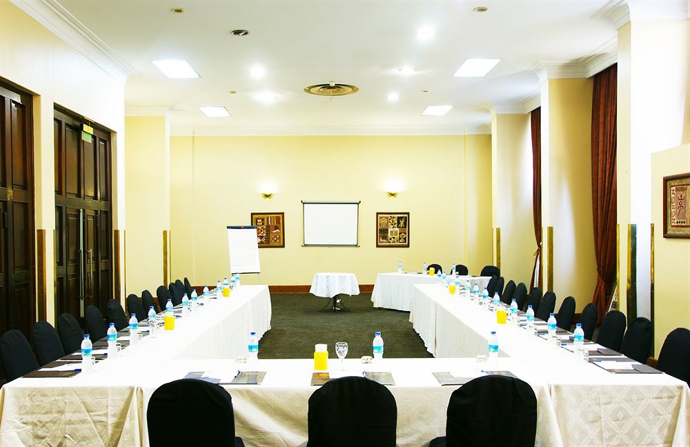 New Ambassador Hotel Хараре Экстерьер фото